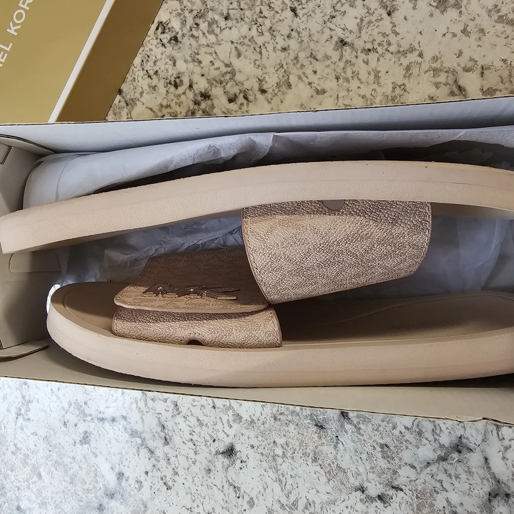 COPY - Michael Kors Gold Sandals Elegant Design - Picture 3 of 6